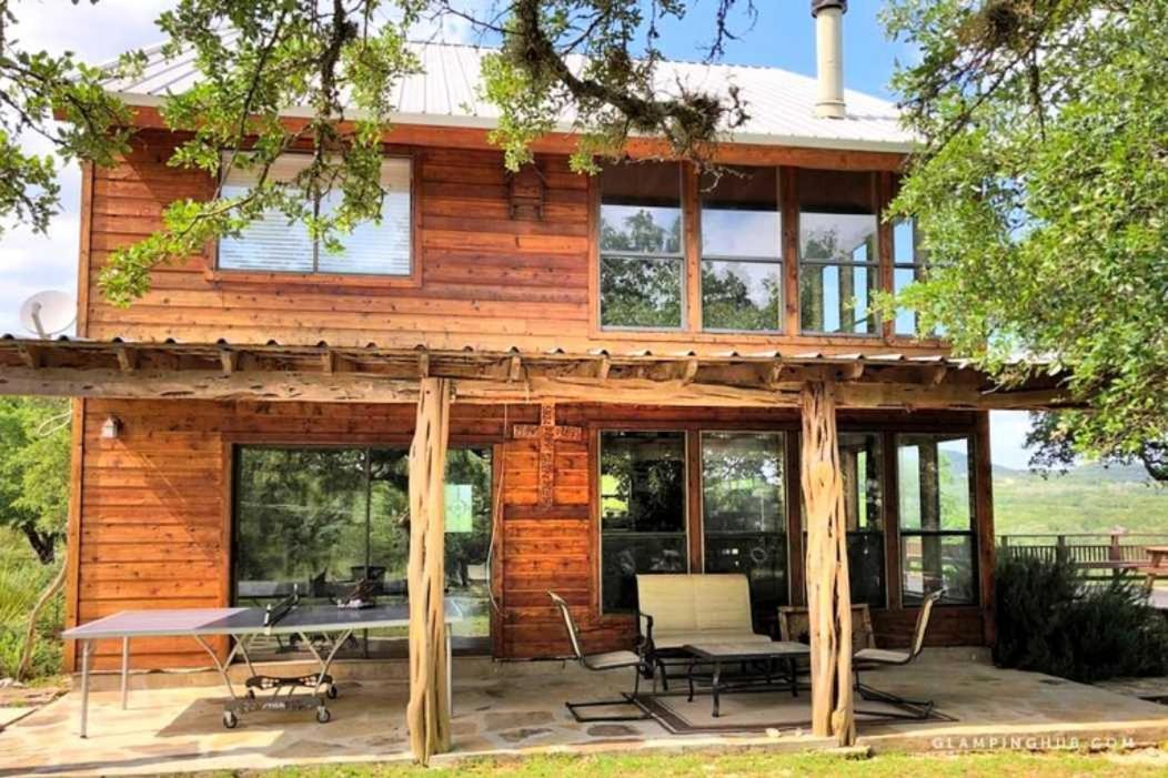 Rockin' B Ranch Bluff House Hotel Pipe Creek Exterior photo